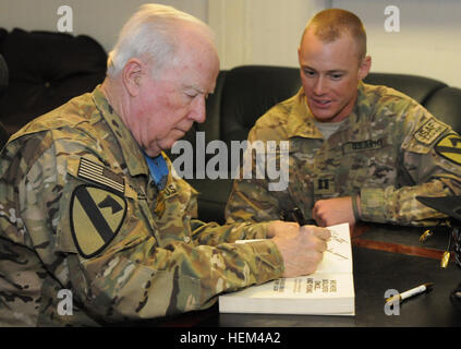 Medal of Honor destinatario, pensionato U.S. Esercito Col. Bruce Crandall (sinistra), segni di copie del libro 'Ci sono stati i soldati una volta e giovani" durante la sua visita a Combined Joint Task Force-1 Sede Marzo 31. Crandall ha ricevuto la medaglia per le azioni intraprese nella guerra del Vietnam mentre si serve con la prima divisione di cavalleria. Ha volato un elicottero disarmati sotto intenso fuoco nemico di consegnare le forniture ed evacuato 70 soldati feriti durante la battaglia di Ia Drang in Vietnam nel 1965. (U.S. Esercito foto di Sgt. Andrea Merritt, 7 Mobile degli affari pubblici distacco) Medal of Honor destinatario %%%%%%%%E2%%%%%%%%80%%%%%%%%98 Foto Stock