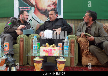 Brig. Gen. Ali Shah Ahmadzai afgano, Ministero dell'Interno afgano della polizia locale direttore, Samiullah Qatra, Kunduz provinciale capo della polizia e Mohammad Hasan Zoy direzione nazionale di sicurezza capo, parlare con ciascun altro durante una convalida shura nel quartiere di archi, provincia di Kunduz, Afghanistan, 4 aprile. La convalida shura era un cerimoniale di raccolta degli abitanti del villaggio e gli anziani delle tribù che selezionano i candidati a partecipare a tre settimane di corso di formazione al fine di diventare ALP. La convalida shura, Kunduz provincia 120405-A-BT925-003 Foto Stock