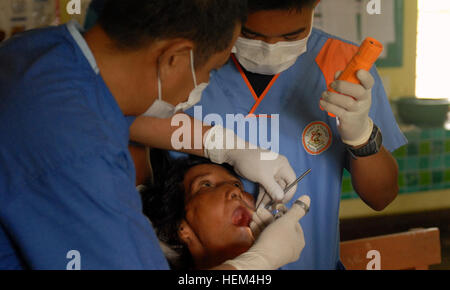 Philippine Coast Guard dentisti effettuare estrazioni dentarie durante un medico e veterinario clinica di outreach in Puerto Princesa, Palawan Repubblica delle Filippine il 11 aprile. Il medico e veterinario clinica di outreach è parte dell'Umanitaria assistenza civica (HCA) porzione di esercizio Balikatan 2012 (BK12), che è iniziato ufficialmente il 16 aprile. La porzione di HCA dell'esercizio avviato 12 Marzo con progetti di ingegneria, consistente della costruzione di due aule in camera a cinque scuole entro il Puerto Princesa area. I progetti di costruzione sono ora oltre il 70 percento completato e dovrebbe essere Foto Stock