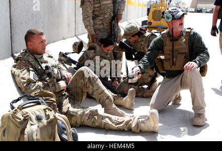 Dopo un falso Elicottero incidente e atterraggio di emergenza, Columbia elicottero membro di equipaggio ricco Tomlin valutato la situazione dei suoi passeggeri prima di effettuare la chiamata per assistenza medica. Sgt. Raymond Sears ha subito la frattura di una gamba e la SPC. Morgan Llewellyn era inconscio bussato da impatto. Entrambi i membri della 230th Signal Company, Tennessee Guardia nazionale, sono stati portati da sani di membri di equipaggio 500 metri alla zona sicura in cui hanno preparato per il salvataggio. Columbia elicotteri con team di soldati USA per la sopravvivenza della formazione in Afghanistan - Operazioni speciali style 120415-A-JG111-028 Foto Stock