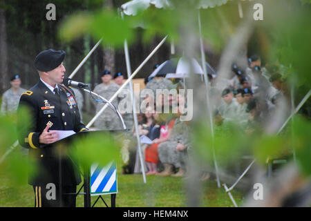 Stati Uniti Esercito Brig. Gen. Giovanni Hort, Fort Stewart vice comandante, parla con i familiari e i sostenitori di soldati caduti in aprile 18, 2013, a Fort Stewart, Ga. (U.S. Esercito foto di Sgt. Emily Knitter/RILASCIATO) cerimonia ricorda la vita e non la morte di otto caduti gli eroi di Marne 130418-A-OM161-002 Foto Stock