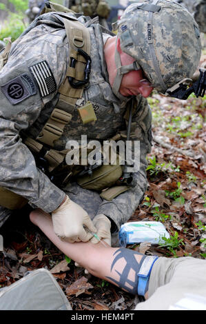 Spc. Eric Aldred, un medic, inserti I.V. in un soldato del braccio durante un incidente esercitazione di evacuazione, 19 aprile. Durante l'evento, un gruppo di paracadutisti assegnato al 2° Brigata Team di combattimento, ottantaduesima Airborne Division del primo squadrone, 73rd reggimento di cavalleria, sono stati feriti quando una bomba lungo le strade fatte detonare lungo la loro sorveglianza. I medici eseguito la diagnosi e il trattamento delle vittime, trasportato alla stazione di aiuto e li evacuati su un UH-60 Black Hawk. Progettata per sfidare i medici, l'esercizio è stato il culmine del loro campo di formazione e ha insegnato loro come reagire in uno scenario peggiore. Aldred Foto Stock