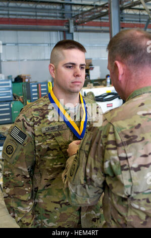 Sgt. 1. Classe Randall Crawford di Cameron, N.C., riceve l'ordine di bronzo di San Michele medaglia da Col. T.J. Jamison, ottantaduesima combattere Aviation comandante di brigata, 21 aprile. Crawford è stato riconosciuto per la sua carriera-lungo i contributi al Army aviazione, che si è levato in piedi fuori agli occhi dei suoi anziani, colleghi e subordinati. L'Esercito Aviation Association of America sponsorizza il premio. Quattro soldati ricevono ordine di Saint Michael 563643 Foto Stock