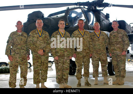 Quattro 82a combattere la Brigata Aerea soldati sono stati indotti in Ordine di San Michele su Bagram Air Field, 21 aprile. Il premio riconosce gli individui che hanno contribuito in modo significativo alla promozione di esercito di aviazione in modi che spiccano gli occhi dei destinatari gli anziani, i subalterni e dai colleghi. Nella foto da sinistra a destra sono: 82a combattere la Brigata Aerea il comando Sgt. Il Mag. Larry agricoltore, Chief Warrant Officer 5 Robert Shober, di Fayetteville, N.C., Sgt. 1. Classe Randall Crawford, di Cameron, N.C., Chief Warrant Officer 4 Allen Letort, di Ocean Springs, Miss., e Master Sgt. Lannie Foto Stock