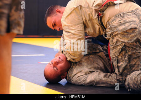 Il personale Sgt. Brian Bower (superiore), un ingegnere di combattimento con Arizona esercito nazionale Guard 819th Sapper Company, mantiene una presa sul suo avversario Staff Sgt. Craig ritmo, a risorse umane NCO con Utah Esercito Nazionale Quartier Generale della Guardia, 204th manovra Brigata Enhancement, durante la loro combatives bout nel 2012 Regione VII guerriero migliore concorrenza a Camp San Luis Obispo, California, 25 aprile. L'evento combatives sfidato i concorrenti a presentare il loro avversario entro 6 minuti utilizzando un autorizzato in attesa o vincere con la maggioranza dei punti acquisita per tutta la partita usando vari si muove. (Esercito Nazionale Guard photo/ Foto Stock