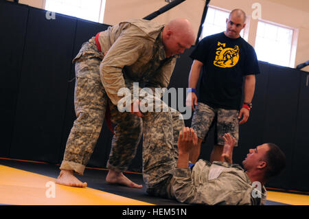 Il personale Sgt. Eugene Patton (top), Colorado Esercito Nazionale Guardia, cimenta con Staff Sgt. Brian Bower, Arizona Esercito Nazionale Guardia, durante la loro combatives bout nel 2012 Regione VII guerriero migliore concorrenza a Camp San Luis Obispo, California, 25 aprile. L'evento combatives sfidato i concorrenti a presentare il loro avversario entro 6 minuti utilizzando un autorizzato in attesa o vincere con la maggioranza dei punti acquisita per tutta la partita usando vari si muove. (Esercito Guardia Nazionale foto/SPC. Concessione Larson) i migliori guerrieri nella regione VII scontro per guadagnare il diritto a competere ai cittadini 120425-A-pp889-534 Foto Stock