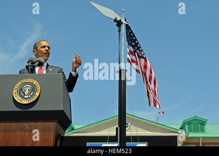 Il presidente Barack Obama parla ad una folla di oltre 10.000 'Dog Face' soldati, i familiari e i membri della terza divisione di fanteria la comunità, mentre lui e la first lady ha visitato Fort Stewart, Ga., 27 aprile. Durante la visita di Obama ha firmato un ordine esecutivo di targeting " bad attori' nell'istruzione superiore dell'industria che hanno usato aggressivo e tattiche ingannevoli per soldi in pile da veterani. Obama prende azione per il veterano istruzione superiore a Fort Stewart 120427-A-RV385-431 Foto Stock