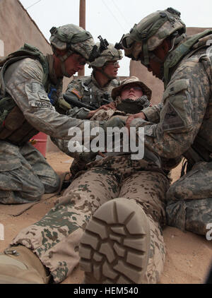 Stati Uniti I soldati dell esercito di Charlie Company 4/17 fanteria, 1° Brigata Team di combattimento, 1° Divisione Corazzate fornire assistenza medica a un soldato tedesco durante l'operazione di messa a fuoco di ferro sulla Fort Bliss, Texas, 26 aprile 2012. Messa a fuoco di ferro prepara i soldati per la distribuzione a sostegno dell'Operazione Enduring Freedom. (U.S. Esercito foto di Spc. Lakeasha Perry/RILASCIATO). Messa a fuoco di ferro 120427-A-BG629-009 Foto Stock