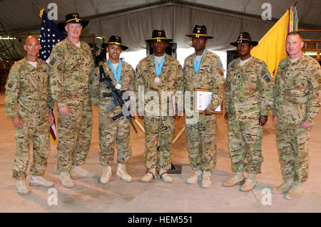 La 82a combattere la Brigata Aerea della leadership pone con Sgt. Audie Murphy inductees club in avanti su una base operativa Fenty, Afghanistan, 26 aprile. Nella foto da sinistra a destra: 82Comando cabina Sgt. Il Mag. Larry contadino, di San Diego, California, 1 Sgt. Daniel Moesch, di Ithaca, N.Y., Staff Sgt. Danny mento, di Lowell, Massachusetts, Staff Sgt. Carlos sorridente di Oklahoma City, Okla., Staff Sgt. Kenneth Thompson, di Lancaster, S.C., Task Force Saber comandante tenente Col. Jeffrey guance, di Franklin, Ga. e ottantaduesima cabina comandante Col. T.J. Jamison, della freccia tratteggiata, Okla. 82a combattere la Brigata Aerea inducts non-comm Foto Stock