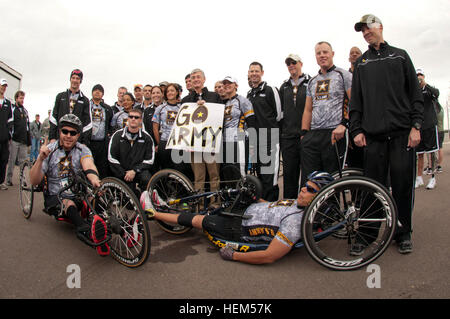 Segretario dell'esercito John McHugh soddisfa con soldati e veterani dell esercito che partecipano al terzo guerriero annuale Giochi, 1 maggio, 2012, in Colorado Springs, Colo. feriti e ammalati e feriti i membri del servizio e reduci dall'esercito, Marine Corps, Air Force, della Marina Militare, Guardia Costiera e il Comando Operazioni Speciali di competere in pista e sul campo, tiro, nuoto, ciclismo, tiro con l'arco, basket in carrozzella e seduta pallavolo durante il guerriero giochi. 2012 Warrior - Giochi Ciclismo 120501-A-AJ780-001 Foto Stock