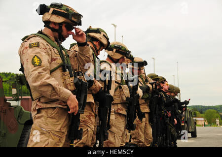Esercito Croato Capt. Ivan Zhylko, sinistra, si erge con il suo team in formazione durante la guida operativa Liaison Team training Maggio 5, 2012, in corrispondenza del giunto multinazionale Centro Readiness in Hohenfels, Germania. Evitare la formazione è progettato per preparare le forze della NATO per intero spettro le operazioni in Afghanistan. Evitare di polizia per la formazione civile prepara i funzionari di polizia per la formazione di membri della polizia nazionale afgana. (U.S. Esercito foto di Spc. Michael Sharp/RILASCIATO) operativo della NATO Mentor Liaison Team Training esercizio XXIII 120505-A-ZD093-001 Foto Stock