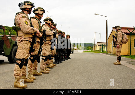 Esercito Croato Capt. Ivan Zhylko, sinistra, si erge con il suo team in formazione durante la guida operativa Liaison Team training Maggio 5, 2012, in corrispondenza del giunto multinazionale Centro Readiness in Hohenfels, Germania. Evitare la formazione è progettato per preparare le forze della NATO per intero spettro le operazioni in Afghanistan. Evitare di polizia per la formazione civile prepara i funzionari di polizia per la formazione di membri della polizia nazionale afgana. (U.S. Esercito foto di Spc. Michael Sharp/RILASCIATO) operativo della NATO Mentor Liaison Team Training esercizio XXIII 120505-A-ZD093-002 Foto Stock