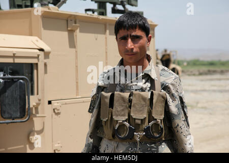Un confine afghano Polizia (ABP) officer fornisce la sicurezza al di fuori del villaggio Katsi, provincia di Khost, Afghanistan, 5 maggio 2012. Membri della ABP supportati i soldati degli Stati Uniti con il terzo plotone, Delaware Company, 1° Battaglione, 501Reggimento di Fanteria, Task Force Geronimo nel fornire sicurezza per un americano per gli affari civili soldato a parlare con gli anziani del villaggio. (U.S. Esercito foto di Spc. Kimberly Trumbull) 1-501st azione di fanteria 120505-un-PO167-059 Foto Stock