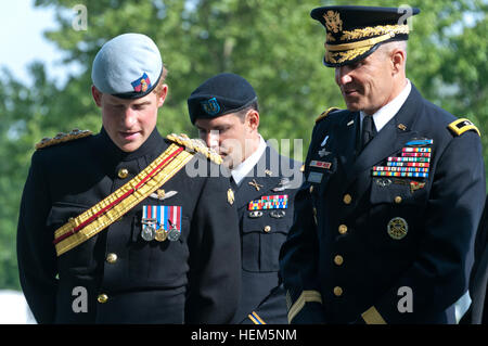 La Gran Bretagna è il principe Harry, a sinistra, E DEGLI STATI UNITI Esercito il Mag. Gen. Michael S. Linnington, il comandante del distretto militare di Washington, a piedi attraverso la sezione 60 del il Cimitero Nazionale di Arlington, Virginia, 10 maggio 2013. Sezione 60 è il luogo di sepoltura per i membri del servizio ucciso nella guerra globale al terrorismo dal 2001. (U.S. Esercito foto di Sgt. Laura Buchta/RILASCIATO) il principe Harry del Galles Arlington visita 130510-A-VS818-174 Foto Stock