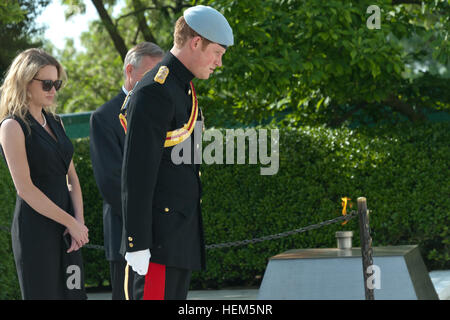 La British Royal Army capitano (Prince) Harry Wales, sta al Presidente John F. Kennedy è luogo di sepoltura nel cimitero di Arlington, Virginia, 10 maggio 2013. (U.S. Esercito Foto di Sgt. Laura Buchta/RILASCIATO) il principe Harry del Galles Arlington visita 130510-A-VS818-202 Foto Stock