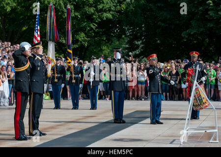 La British Royal Army capitano (Prince) Harry del Galles e il Mag. Gen. Michael S. Linnington, Distretto Militare di Washington commander, salutate durante la riproduzione di rubinetti presso la Tomba degli Ignoti in Al Cimitero Nazionale di Arlington, Arlington, Virginia, 10 maggio 2013. (U.S. Esercito Foto di Sgt. Laura Buchta/RILASCIATO) il principe Harry del Galles Arlington visita 130510-A-VS818-375 Foto Stock