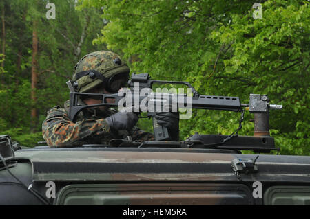 Un soldato tedesco sta di guardia durante una guida operativa liaison team training esercizio presso la multinazionale comune disponibilità centro in Hohenfels, Germania, 9 maggio 2012. Guida operativa Liaison Team di formazione è progettato per preparare le forze della NATO per intero spettro le operazioni in Afghanistan. Polizia Guida operativa Liaison Team Formazione civile prepara i funzionari di polizia per la formazione di membri della polizia nazionale afgana. (U.S. Esercito foto di Spc. Emanuel Cooper) operativo della NATO Mentor Liaison Team Training esercizio XXIII 120509-A-PC202-001 Foto Stock