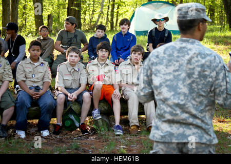 Spc. Richard Mohamed, un medic con sede e sede di truppe, 1° Stormo, ottantanovesimo reggimento di cavalleria, insegna un campo classe di igiene per un gruppo di boy scout in visita dalla zona di Albany, 12 maggio. Gli Scout sono venuti insieme per il fine settimana per un assaggio di vita militare e di celebrare i valori condivisi dai Boy Scout e America's militari. 1-89 CAV ospita Boy Scout visita a Fort Drum 051212-A-EB125-022 Foto Stock