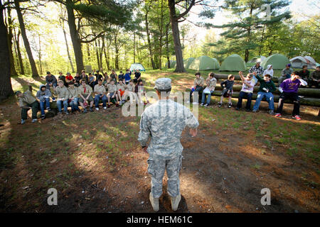 Spc. Richard Mohamed, un medic con sede e sede di truppe, 1° Stormo, ottantanovesimo reggimento di cavalleria, insegna un campo classe di igiene per un gruppo di boy scout in visita dalla zona di Albany, 12 maggio. Gli Scout sono venuti insieme per il fine settimana per un assaggio di vita militare e di celebrare i valori condivisi dai Boy Scout e America's militari. 1-89 CAV ospita Boy Scout visita a Fort Drum 051212-A-EB125-026 Foto Stock