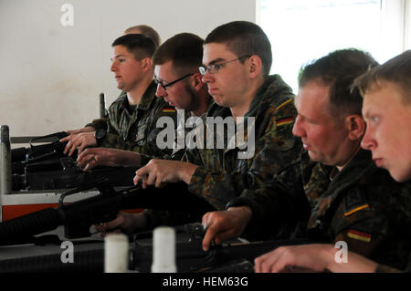 Esercito Tedesco soldati provenienti da una guida operativa Liaison Team (evitare) rilasciare la maniglia di ricarica del M16A2 fucile durante un evitare esercizio presso il Comune di multinazionale Centro Readiness (JMRC) in Hohenfels, Germania, 13 maggio 2012. Evitare XXIII e polizia guida operativa Liaison Team (POMLT) VII formazione sono progettati per preparare i team per la distribuzione in Afghanistan con la capacità di formare, consigliare e abilitare la nazionale afghano di forza di sicurezza (ANSF) in settori come quello di controinsurrezione, combattere la consulenza e la forza che consente le operazioni di supporto. (U.S. Esercito foto di Spc. Stephen Salomone non/R Foto Stock