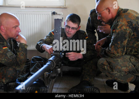 Esercito Tedesco soldati provenienti da una guida operativa Liaison Team (evitare) rimontare un 0,50 Caliber machine gun durante un evitare esercizio presso il Comune di multinazionale Centro Readiness (JMRC) in Hohenfels, Germania, 13 maggio 2012. Evitare XXIII e polizia guida operativa Liaison Team (POMLT) VII formazione sono progettati per preparare i team per la distribuzione in Afghanistan con la capacità di formare, consigliare e abilitare la nazionale afghano di forza di sicurezza (ANSF) in settori come quello di controinsurrezione, combattere la consulenza e la forza che consente le operazioni di supporto. (U.S. Esercito foto di Spc. Stephen Salomone non/RILASCIATO) N Foto Stock