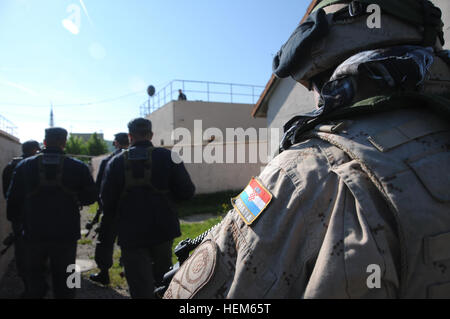 Un soldato croato dalla società Recon, Guardia di brigata motorizzata segue i soldati ucraini, replicando afgano polizia uniforme, durante una guida operativa Liaison Team (evitare) esercizio presso la multinazionale comune disponibilità centro in Hohenfels, Germania, 15 maggio 2012. Evitare XXIII e polizia guida operativa Liaison Team VII formazione sono progettati per preparare i team per la distribuzione in Afghanistan con la capacità di formare, consigliare e abilitare la nazionale afghano di forza di sicurezza in aree come di controinsurrezione, combattere la consulenza e la forza che consente le operazioni di supporto. (U.S. Esercito foto di Sgt. Foto Stock