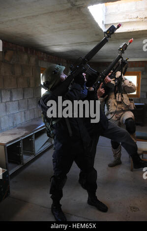 Soldati ucraini, replica uniforme afgana di polizia e un soldato croato dalla società Recon, Guardia di brigata motorizzata chiaro una apertura in un soffitto durante una guida operativa Liaison Team (evitare) esercizio presso la multinazionale comune disponibilità centro in Hohenfels, Germania, 15 maggio 2012. Evitare XXIII e polizia guida operativa Liaison Team VII formazione sono progettati per preparare i team per la distribuzione in Afghanistan con la capacità di formare, consigliare e abilitare la nazionale afghano di forza di sicurezza in aree come di controinsurrezione, combattere la consulenza e la forza che consente le operazioni di supporto. Foto Stock