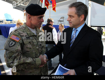 Col. Todd R. Legno, comandante della 1° Stryker Brigade Combat Team, XXV divisione di fanteria, saluta Alaska governatore, Sean Parnell, presso la brigata di cerimonia di reimpiego a Fort Wainwright Ladd Army Airfield, 16 maggio 2012. Alaska governatore visite Stryker Brigade 120516-A-ESSERE343-002 Foto Stock