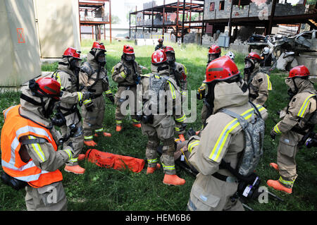 Membri del Kentucky Guardia Nazionale riceve una breve sulla estrazione dei feriti e dei feriti durante le prime fasi della loro valutazione esterna a Muscatatuck urbano del centro di formazione in Butlerville, ind. Il 23 maggio 2012. Lo scopo degli esercizi e valutazione è quello di preparare il Kentucky della Guardia chimici, biologici, radiologici e nucleari ai team di rispondere a questi attacchi e disastri. Formazione CERFP esercizio 120523-A-WA628-007 Foto Stock