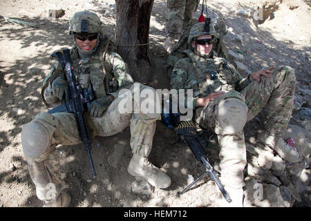 Stati Uniti Pfc dell'esercito. Jonathan Nunez (sinistra) e U.S. Pfc dell'esercito. Giuseppe Berry (destra), sia il cannone il suo equipaggio assegnati al primo plotone, Alfa batteria, 2° Battaglione, 377 campo paracadute reggimento di artiglieria, Task Force 4-25, concedetevi un momento di relax durante una presenza patrol Loy Murghoz, Khowst provincia, in Afghanistan il 8 giugno 2012. (U.S. Esercito foto di Sgt. Kimberly Trumbull) pattuglia di presenza in Afghanistan 120608-un-PO167-197 Foto Stock