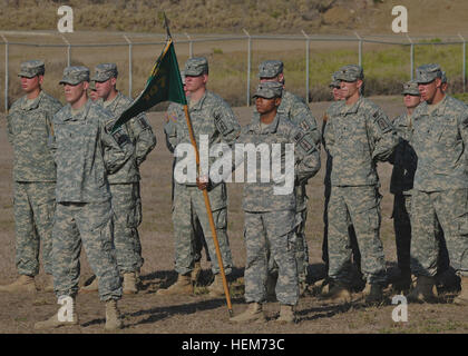 New York esercito Guardia Nazionale cittadino-soldato della 107th Polizia Militare è stata ultimata a quasi un anno di distribuzione per Joint Task Force-Guantanamo questo mese. In un trasferimento di autorità cerimonia, 1st. Lt. Andrew mulino si erge di fronte all'unità durante la cerimonia di scambio di la sicurezza esterna di missione per la 755th MP Company, Puerto Rican esercito nazionale Guard, 12 giugno 2012. NY Guard capi unità home da Guantánamo Bay 120611-A-YK528-615 Foto Stock