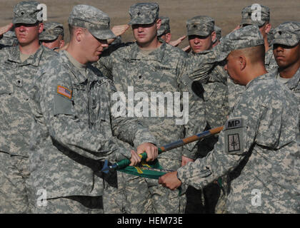 New York esercito Guardia Nazionale cittadino-soldato della 107th Polizia Militare è stata ultimata a quasi un anno di distribuzione per Joint Task Force-Guantanamo questo mese. In un trasferimento di autorità cerimonia 1st. Lt. Andrew Mill, sinistra e 1 Sgt. Fabio Cardenas Roll up la sorge di fronte all'unità durante la cerimonia di scambio di la sicurezza esterna di missione per la 755th MP Company, Puerto Rican esercito nazionale Guard, 12 giugno 2012. NY Guard capi unità home da Guantánamo Bay 120611-A-YK528-646 Foto Stock