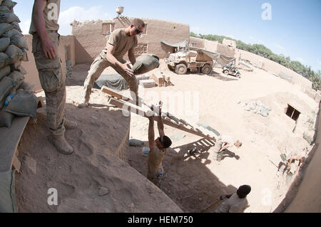 I paracadutisti dell'esercito statunitense della 82nd Airborne Division fortificano una torre di guardia con sacchi di sabbia alla Joint Security Station Hasan nella provincia di Ghazni, Afghanistan, il 13 giugno 2012. I soldati, assegnati alla compagnia D, 1st Battalion, 504th Parachute Infantry Regiment, lavorano a fianco dei soldati afghani per assicurare il remoto avamposto e migliorare le posizioni difensive. Foto Stock