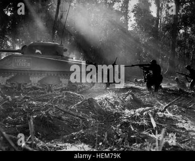 Il mop Yanks fino a Bougainville notte a Japs sarebbe infiltrato linee americane. All'alba la doughboys uscì e li uccise. Questa foto mostra il serbatoio di andare nel suo coperchio. Marzo 1944. (Esercito) Data esatta Shot NARA sconosciuto file #: 111-SC-189099 guerra & CONFLITTO PRENOTA #: 1185 U.S. Soldati a Bougainville (Isole Salomone) Marzo 1944 Foto Stock