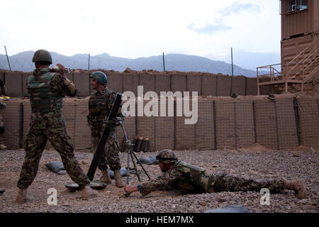 L Esercito nazionale afgano preparare i soldati al fuoco di malte di illuminazione utilizzando le coordinate per il bersagliamento invece della linea di vista sul combattimento avamposto Narizah, Khowst provincia, Afghanistan, Giugno 30, 2012. ANA fire mission 120630-un-PO167-097 Foto Stock