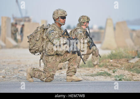 Stati Uniti Army Spc. John Yifith, nativo di Barrigada di Guam, assistente e gunner attaccata al 3° plotone, Alfa batteria, secondo battaglione (airborne), 377 campo paracadute reggimento di artiglieria, prende un ginocchio mentre si conduce una pattuglia di sicurezza al di fuori della posizione di avanzamento Base Operativa Salerno Luglio 7, 2012. Lo scopo della sorveglianza è stata per facilitare i membri dell'innesto femmina team come da essi condotta chiave del leader impegni sia a scuola per ragazze a villaggio di Mangas e discutere la levatrice programma nel villaggio di Kunday. Una batteria, PFAR facilita la missione di FET 620311 Foto Stock