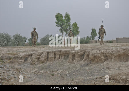 Paracadutisti assegnato al terzo plotone, Alfa batteria, secondo battaglione (airborne), 377 campo paracadute reggimento di artiglieria, condurre una pattuglia di sicurezza in un wadi nei pressi del villaggio di Mangas Luglio 7, 2012. Lo scopo della sorveglianza è stata per facilitare i membri dell'innesto femmina team come da essi condotta chiave del leader impegni sia a scuola per ragazze a villaggio di Mangas e discutere la levatrice programma nel villaggio di Kunday. Una batteria, PFAR facilita la missione di FET 620310 Foto Stock