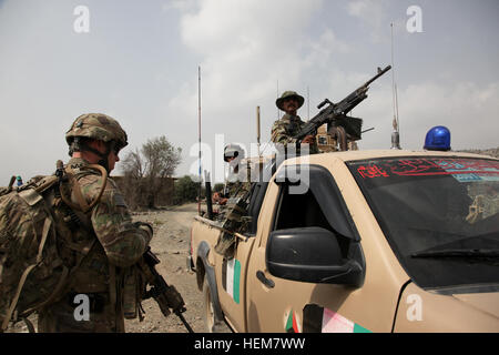 Soldati dell'esercito nazionale afghano fornire protezione dal loro carrello durante una pattuglia attraverso Khandakay, Khowst Provincia, Afghanistan luglio 7, 2012. Stati Uniti I soldati dell esercito, esercito nazionale afghano soldati e la frontiera afgana forze di polizia sono a informare la gente del luogo di formazione futuri colpi di mortaio. (U.S. Esercito foto di Sgt. Kimberly Trumbull) Khandakay KLE 120707-un-PO167-075 Foto Stock