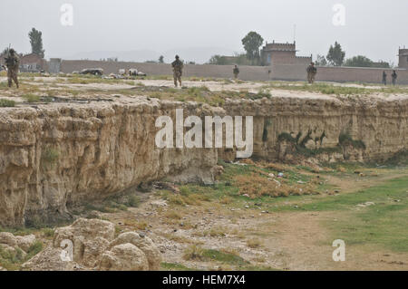 Paracadutisti assegnato al terzo plotone, Alfa batteria, secondo battaglione (airborne), 377 campo paracadute reggimento di artiglieria, condurre una pattuglia di sicurezza in un wadi nei pressi del villaggio di Mangas Luglio 7, 2012. Lo scopo della sorveglianza è stata per facilitare i membri dell'innesto femmina team come da essi condotta chiave del leader impegni sia a scuola per ragazze a villaggio di Mangas e discutere la levatrice programma nel villaggio di Kunday. Una batteria, PFAR facilita la missione di FET 620318 Foto Stock