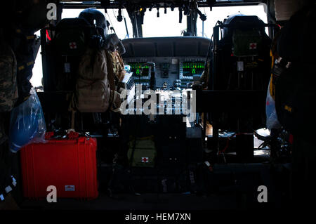 Stati Uniti Army Chief Warrant Officer 3 Jason Bouchard (sinistra), 35, di Redlands, California, e DEGLI STATI UNITI Esercito 1Lt. Giugno Ciaramitaro, 26, di Fort Worth, Texas, preparare un UH-60 Black Hawk medevac elicottero per il decollo in avanti su una base operativa Salerno, Afghanistan luglio 8. "Andiamo dal dead addormentato alla nostra più modalità pericolose di volo in meno di otto minuti, così hai avuto modo di ottenere il vostro "A" sul gioco davvero rapidamente,' detto Ciaramitaro. I migliori soldati per momenti peggiori, Medevac vola di giorno o di notte 625491 Foto Stock