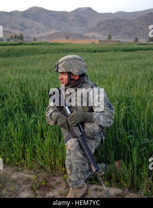 Stati Uniti Army Spc. Marcelino Villarreal, da Charlie Company, 1° Battaglione, campo 162reggimento di artiglieria, Puerto Rico Guardia nazionale, fornisce la sicurezza mentre i soldati da Charlie Company, XXVI Campo Reggimento di Artiglieria recuperare un Humvee bloccato su una strada fangosa in provincia Khowst, Afghanistan, Marzo 25, 2007. (U.S. Foto dell'esercito da Staff Sgt. Isaac A. Graham) (rilasciato) US Army a Khost provincia dell'Afghanistan Foto Stock