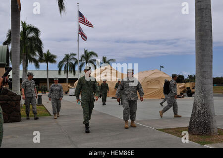 Il Mag. Gen. Giuseppe Chaves, vice comandante generale, Esercito degli Stati Uniti Pacific, Briga. Gen. Gary Hara, Hawaii esercito nazionale Guard commander e Briga. Gen. Perry Lim, 3 Divisione, Singapore Forze Armate commander, visita i soldati durante l'esercizio Tiger Balm 2012 detenuti presso le Hawaii National Guard regionale istituto di formazione, in Waimanalo, Hawaii, luglio 18. Generali visita la Guardia Nazionale esercizio Tiger Balm 2012 628752 Foto Stock