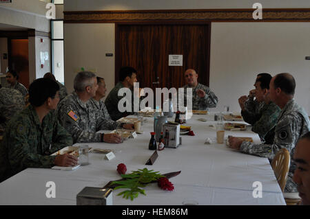 Il Mag. Gen. Giuseppe Chaves, vice comandante generale, Esercito degli Stati Uniti Pacific, Briga. Gen. Garyy Hara, Hawaii esercito nazionale Guard commander e Briga. Gen. Perry Lim, 3 Divisione, Singapore Forze Armate commander visita i soldati durante l'esercizio Tiger Balm 2012 detenuti presso le Hawaii National Guard regionale istituto di formazione, in Waimanalo, Hawaii, in luglio. Generali visita la Guardia Nazionale esercizio Tiger Balm 2012 628769 Foto Stock