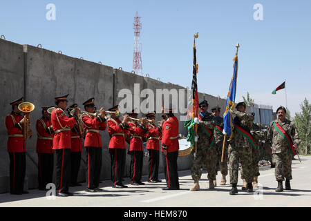 Un esercito nazionale afgano e banda color guard, assegnato all'203rd Corps, esegue per accogliere ANA Lt. Gen. Akram, ANA vice capo del personale, di trasmettere la base operativa (FOB) Thunder, provincia di Paktia, Afghanistan, luglio 19, 2012. Lt. Gen. Akram è stato in visita a Thunder FOB per un servizio comune incontro per discutere i prossimi collocamenti di truppa. (U.S. Esercito foto di Sgt. Kimberly Trumbull/RILASCIATO) ANA 203rd Corps accoglie favorevolmente il vice capo del personale 120719-un-PO167-011 Foto Stock