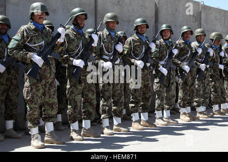 Un esercito nazionale afgano guardia d'onore, assegnato all'203rd Corps, stand-by di dare il benvenuto a ANA Lt. Gen. Akram, ANA vice capo del personale, di trasmettere la base operativa (FOB) Thunder, provincia di Paktia, Afghanistan, luglio 19, 2012. Lt. Gen. Akram è stato in visita a Thunder FOB per un servizio comune incontro per discutere i prossimi collocamenti di truppa. Enduring Freedom 120719-un-PO167-037 Foto Stock