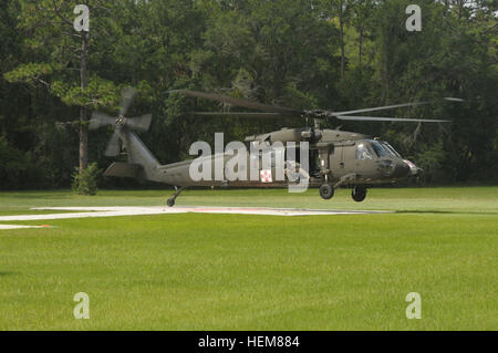 Un esercito di Florida National Guard UH-60M Black Hawk elicottero atterra durante un comune di Guardia Nazionale e la riserva di esercito di evacuazione medica operazione presso il centro medico piazzola di atterraggio su Camp Blanding Fla., luglio 20, 2012. (U.S. Esercito foto di Sgt. 1. Classe Clinton legno/RILASCIATO) Joint Medevac funzionamento 120720-A-HX398-013 Foto Stock