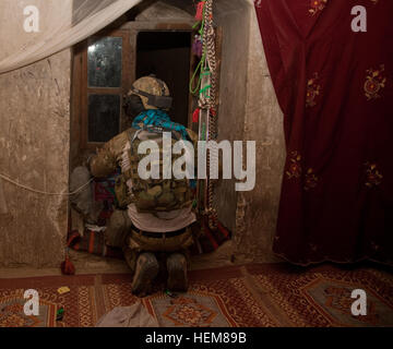 Un afghane e della coalizione forza di sicurezza scoperta una talebani armi cache durante una operazione in ora Zad distretto, provincia di Helmand, Afghanistan luglio 22, 2012. I Talebani armi contenute nella cache dei materiali per la costruzione di ordigni esplosivi artigianali, tra cui il nitrato di ammonio, fatta in casa di esplosivi e trigger di detonazione. La forza di sicurezza arrestati anche un sospetto di ribelli e sequestrato due granate lanciate con lanciarazzi come risultato di questa operazione. (Foto di U.S. Army Spc. Justin giovani) Funzionamento in ora Zad district 120720-A-IN036-057 Foto Stock