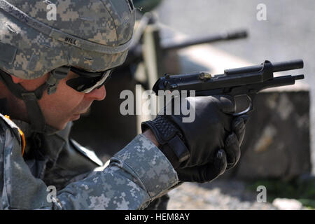 Primo Lt. Lyndon Hill, assegnato al trentesimo comando medici, incendi la M9 pistola durante la U.S. Esercito le migliori d'Europa Junior Officer in concorrenza Grafenwoehr, Germania, 24 luglio 2012. Il BJOC, unica per gli Stati Uniti Esercito in Europa, è un evento di formazione per la società di funzionari di grado dalla classifica secondo il tenente al capitano vuole sfidare e affinare i concorrenti" leadership e cognitive abilità decisionale in una elevata intensità di ambiente. Flickr - STATI UNITI Esercito - la cottura la M9 Foto Stock