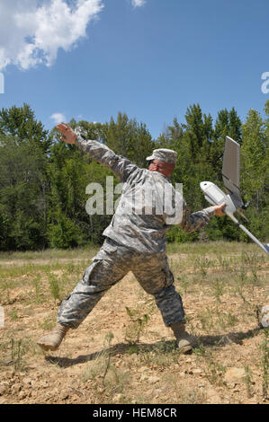 Stati Uniti Il personale dell'esercito Sgt. Robert Hendricks di Manhattan, Kan., con l'esercito della riserva 346 Polizia Militare azienda da Fort Riley, Kan., lancia un corvo B Piccolo Drone prima di un volo di prova a Fort Chaffee, arca. Luglio 25, 2012. I soldati sono insegnato a buttare la Raven come un giavellotto. (U.S. Esercito foto di Sgt. 1. Classe Clinton legno/RILASCIATO) Raven missione 120725-A-HX393-242 Foto Stock