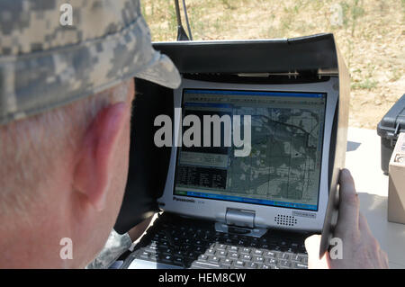 Stati Uniti Army Sgt. Brian Randolph di Wichita, Kan., con l'esercito della riserva 346 Polizia Militare azienda da Fort Riley, Kan., orologi il volo di un corvo B Piccolo Drone su un laptop toughbox durante un volo di prova a Fort Chaffee, arca. Luglio 25, 2012. Il computer portatile visualizza il piano di stato nell'angolo inferiore sinistro e la riproduzione dei video registrati sul computer portatile. (U.S. Esercito foto di Sgt. 1. Classe Clinton legno/RILASCIATO) Raven missione 120725-A-HX393-730 Foto Stock